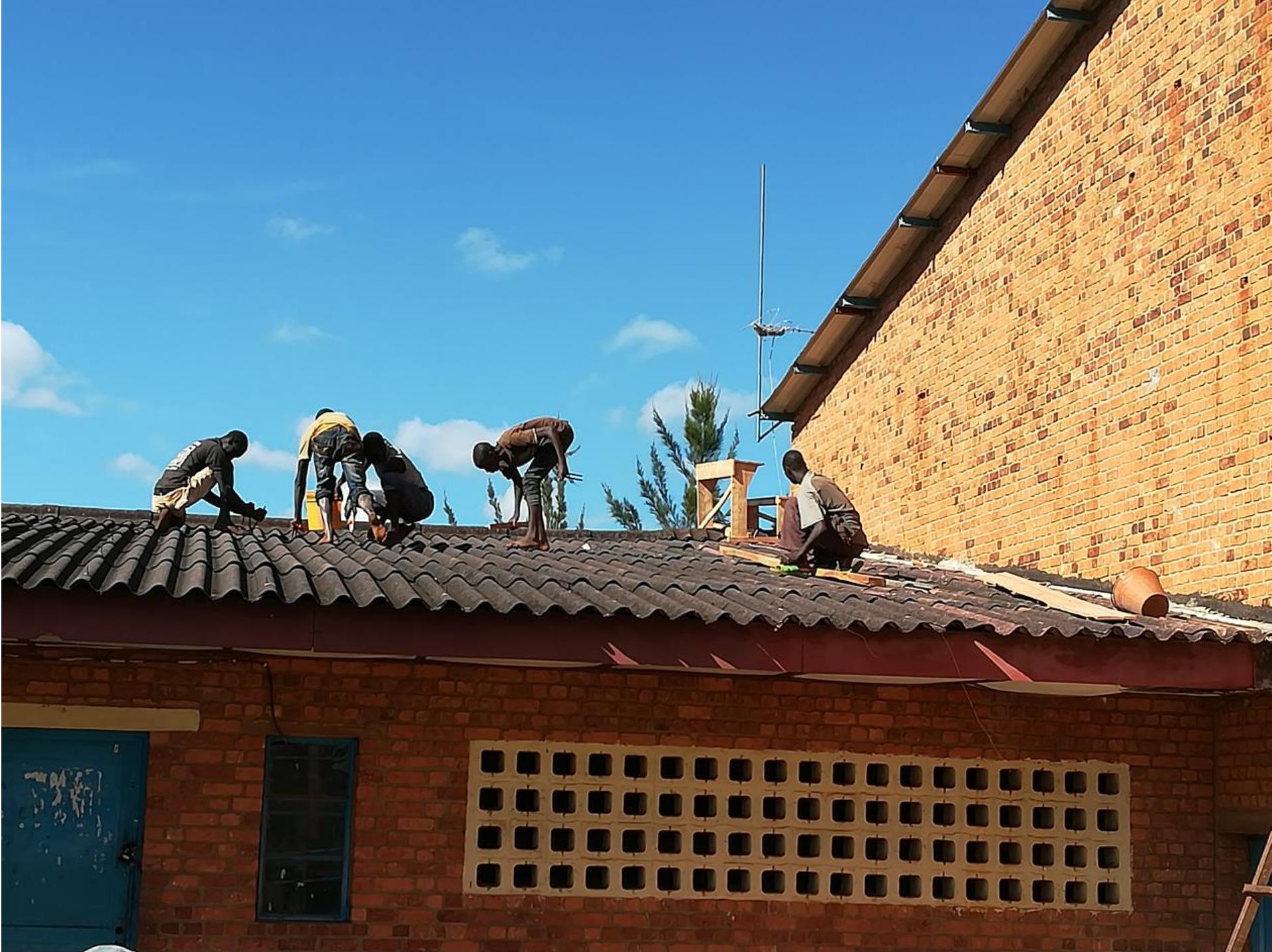 Gitega Ouvriers sur le toit