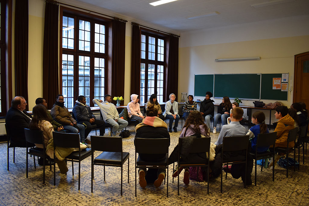 Rencontre avec l’évêque : des confirmands adolescents intimidés