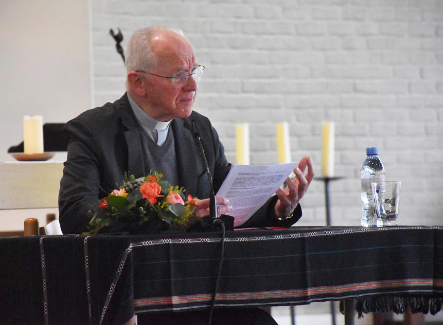 Le Cardinal De Kesel auprès des visiteurs du Tournaisis