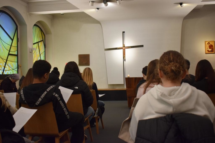 24 01 2026 – Rencontre des catéchumènes ados avec Mgr Rossignol (Tournai) (7)